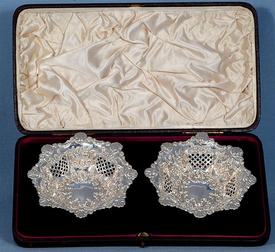 A cased pair of Victorian silver bon bon dishes, by S. Blanckensee & Sons Ltd, Dia 120mm, weight 2.4oz/76 grms